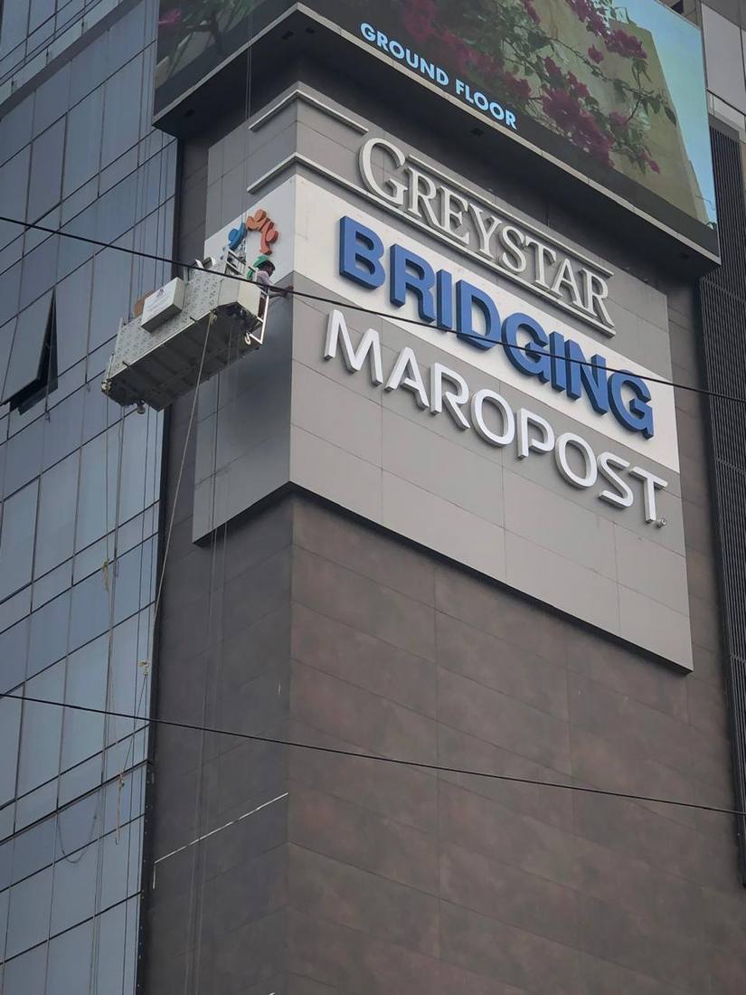 High-rise sign installation with suspended platform